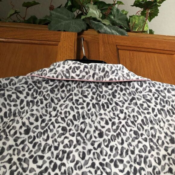 BCBGMAXAZRIA Collared Button Front Animal Print Pajama Top - M - Picture 10 of 13